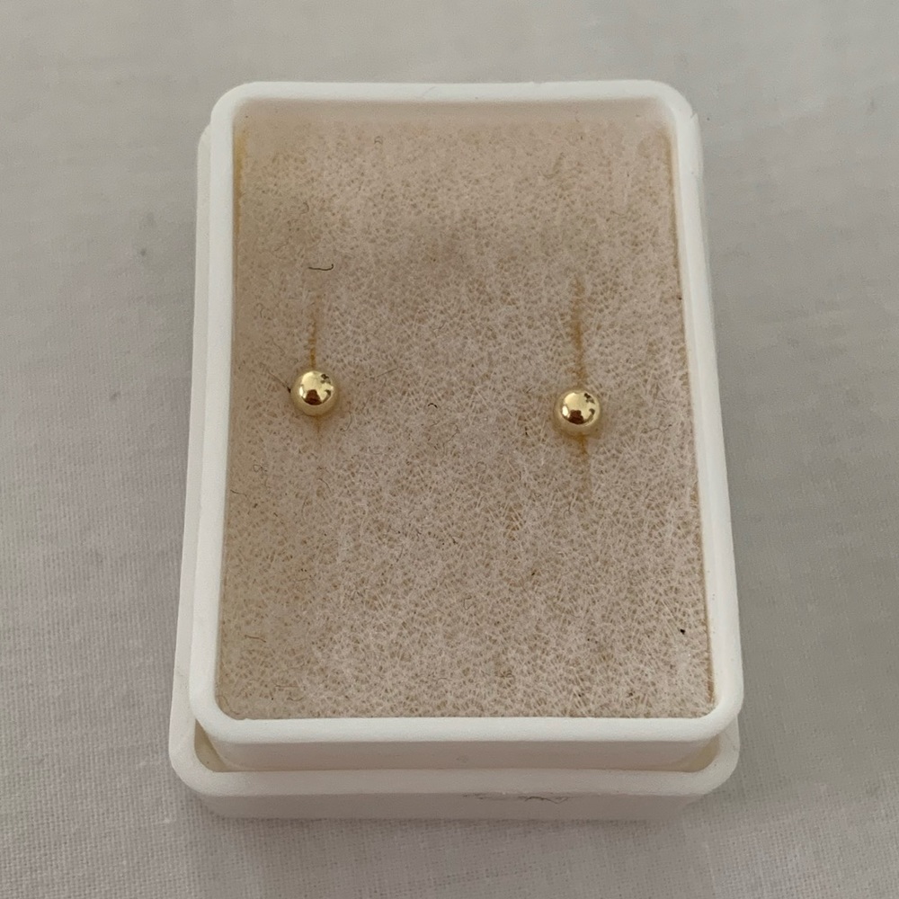 BEAND NEW 2 mm earrings for baby newborn